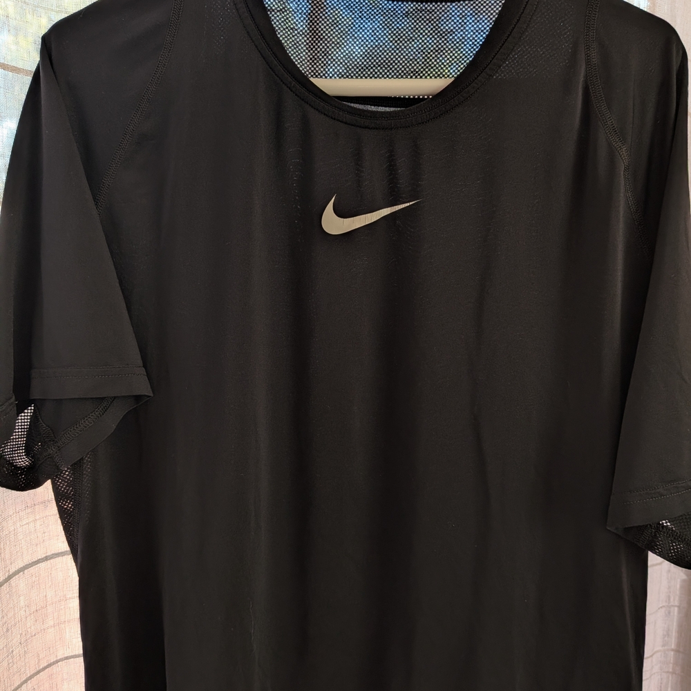 Nike Men's Black Short Sleeve Tee